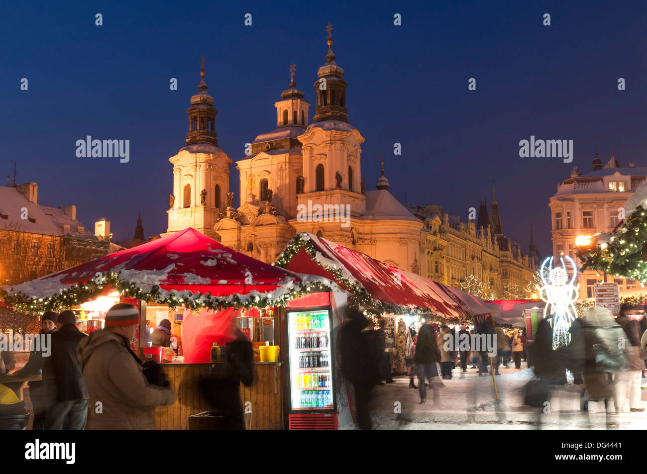 Verschneite Weihnachtsmarkt und barocke St. Nikolaus Kirche, Altstädter Ring, Prag, Tschechische Republik, Europa Stockfoto
