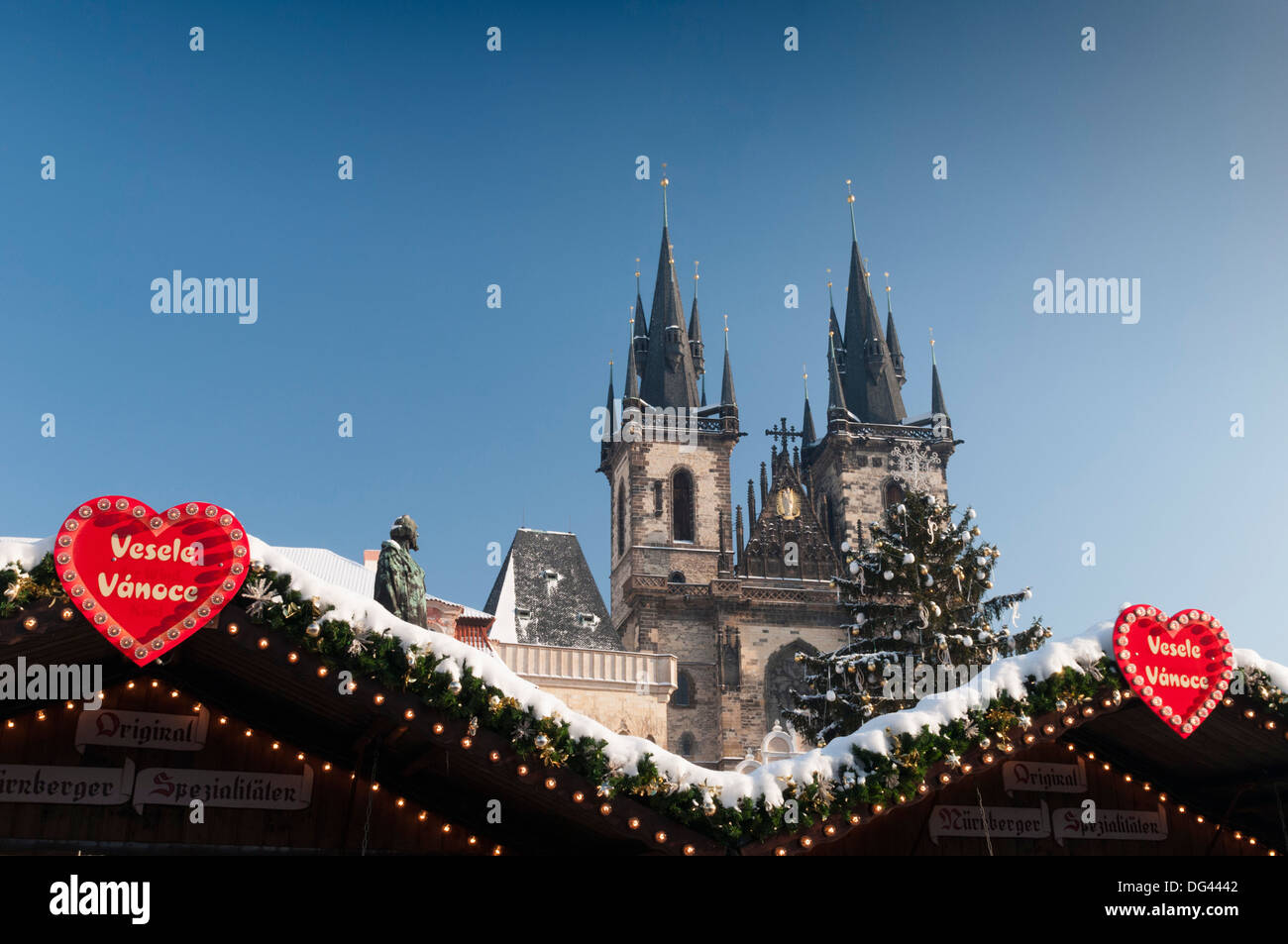 Frohe Weihnachten-Schild am tief verschneiten Weihnachtsmarkt und Teynkirche, Altstädter Ring, Prag, Tschechische Republik, Europa Stockfoto