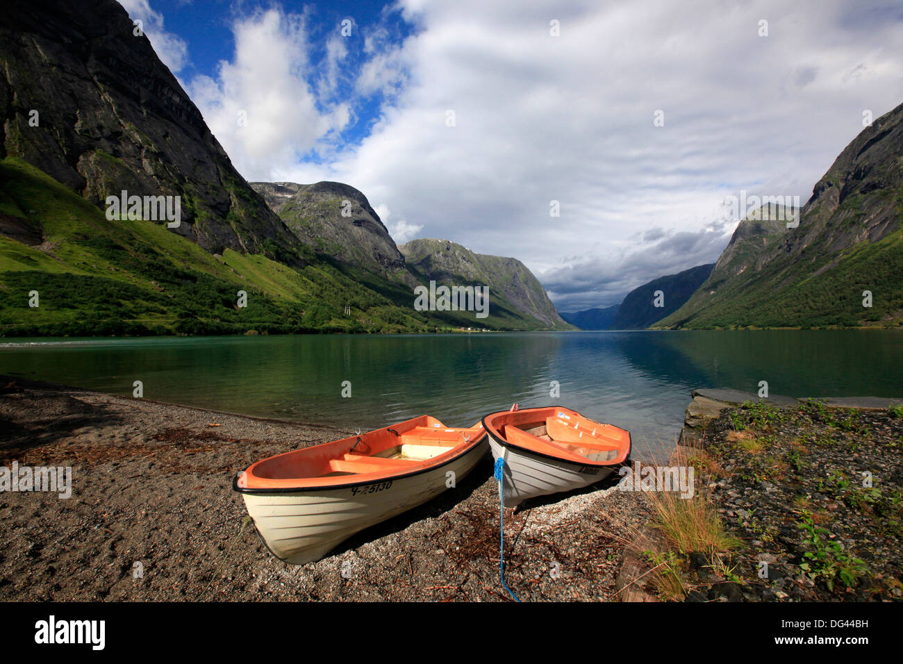 Boote nach oben gezogen von einem Fjord, Songdal Region, in der Nähe von Bergen, westlichen Norwegen, Skandinavien, Europa Stockfoto