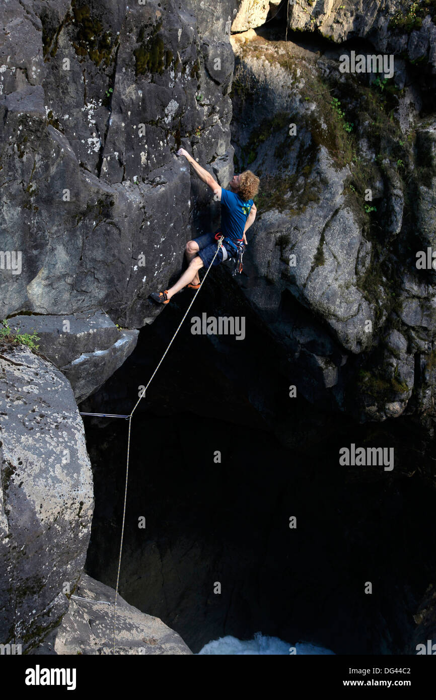 Ein Bergsteiger packt einen Überhang über Nairn Falls, in der Nähe von Pemberton, Britisch-Kolumbien, Kanada, Nordamerika Stockfoto