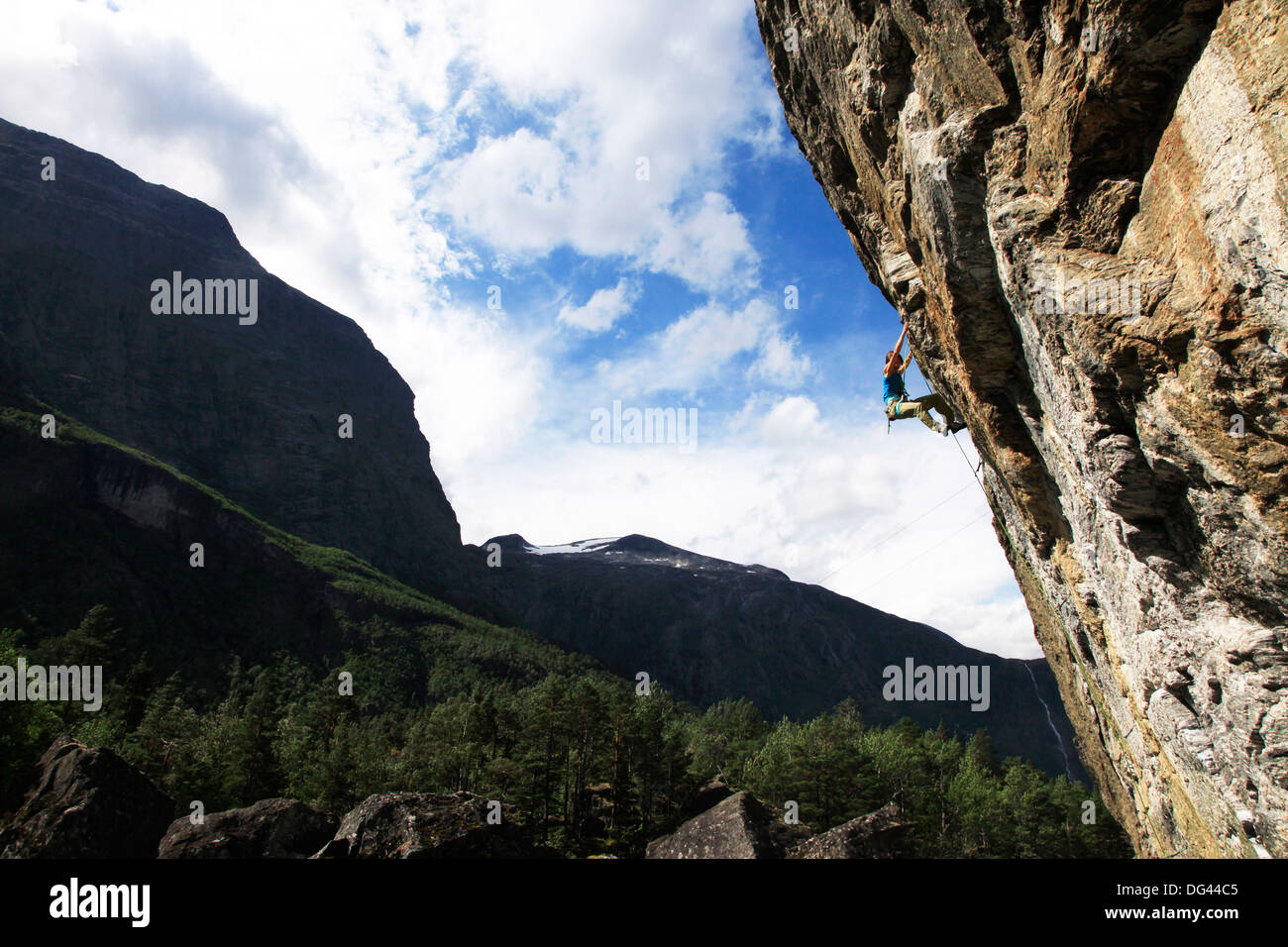 Eine Frau steigt eine überhängende Route in Romsdal, in der Nähe von Alesund, West-Norwegen, Skandinavien, Europa Stockfoto