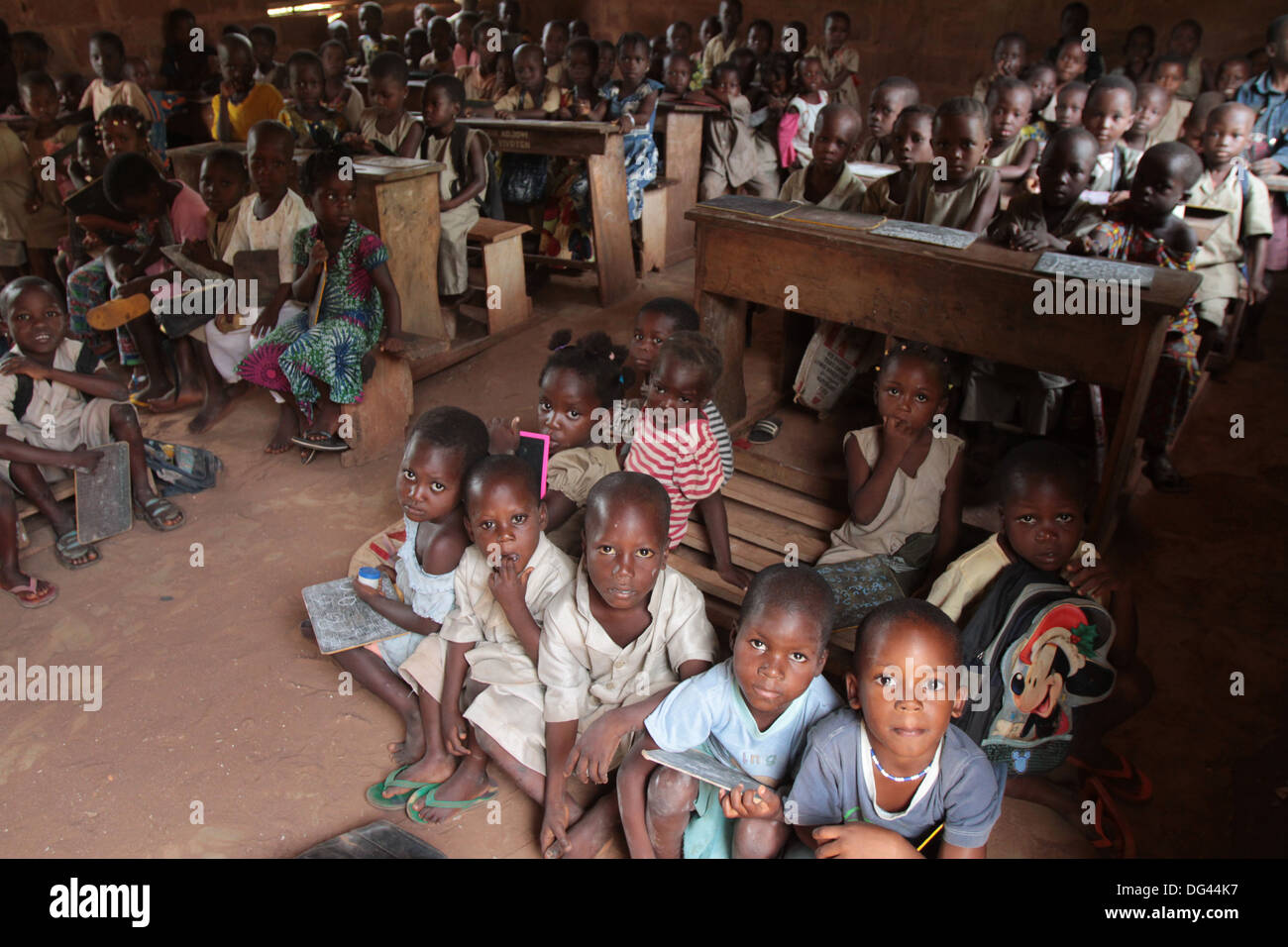 Trug der afrikanischen Klassenzimmer, Hevie, Benin, Westafrika, Afrika Stockfoto