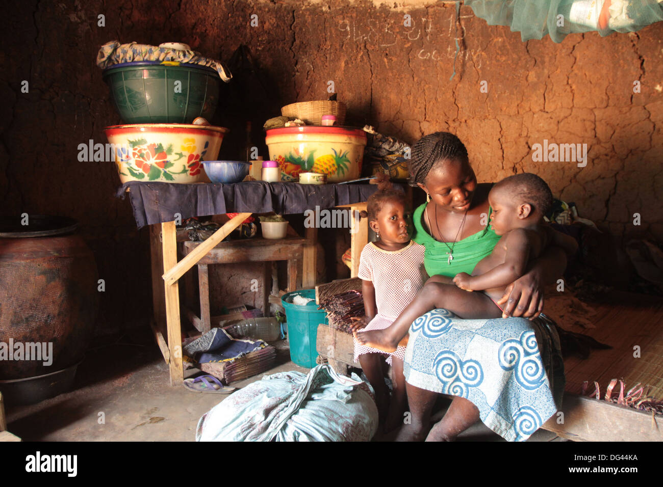 Eine afrikanische Mutter und ihre Kinder, Tori, Benin, Westafrika, Afrika Stockfoto
