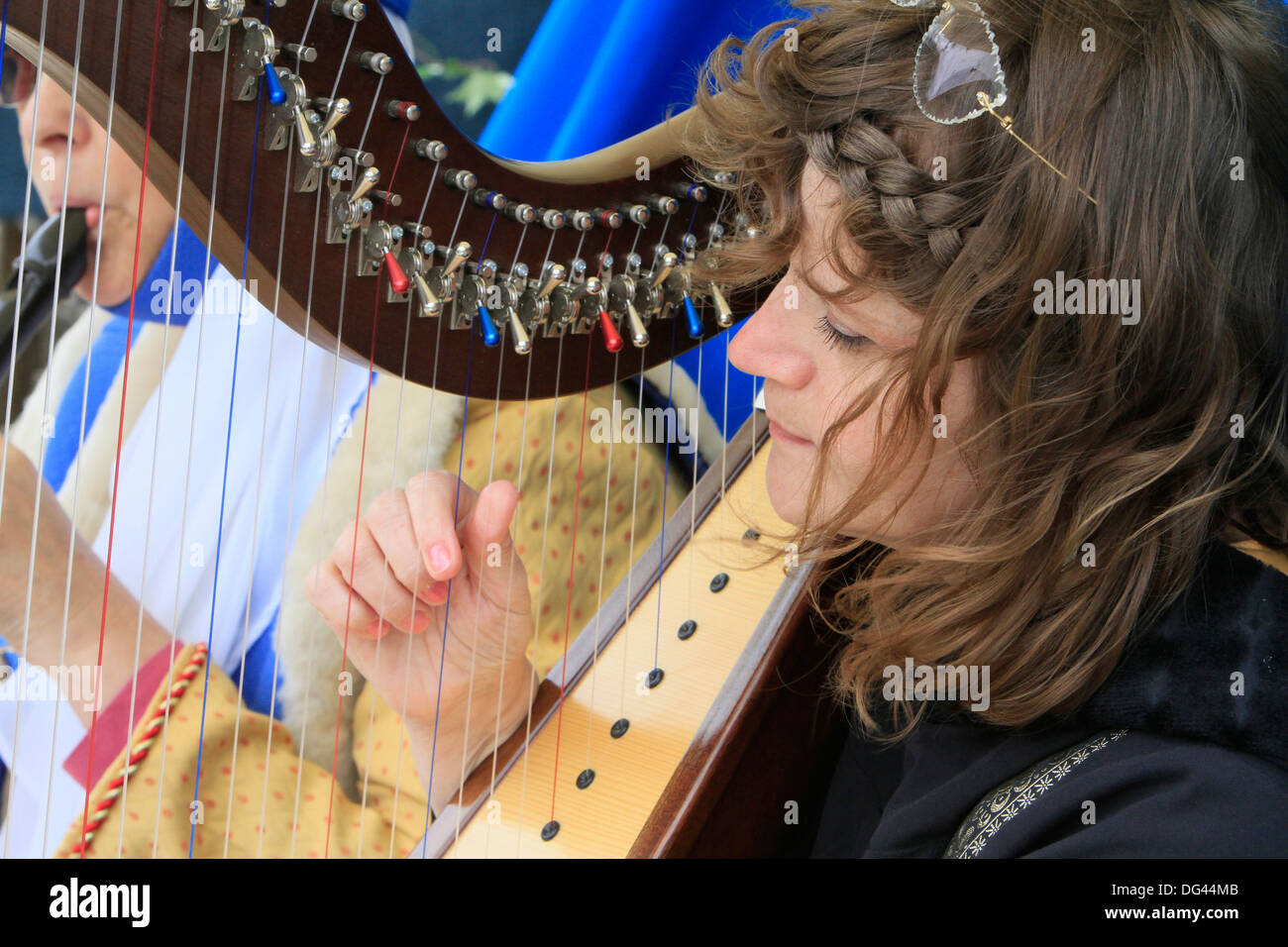 Harfenistin in das mittelalterliche fest von Provins, Seine-et-Marne, Frankreich, Europa Stockfoto