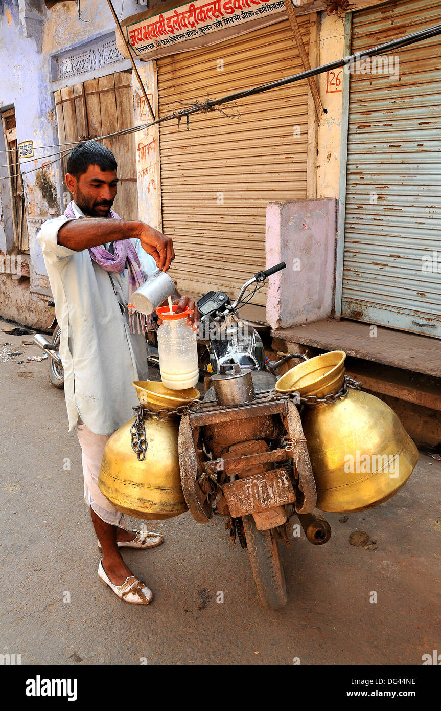 Milch-Sammler mit Milchkannen auf seinem Motorrad, Pushkar, Rajasthan, Indien, Asien Stockfoto