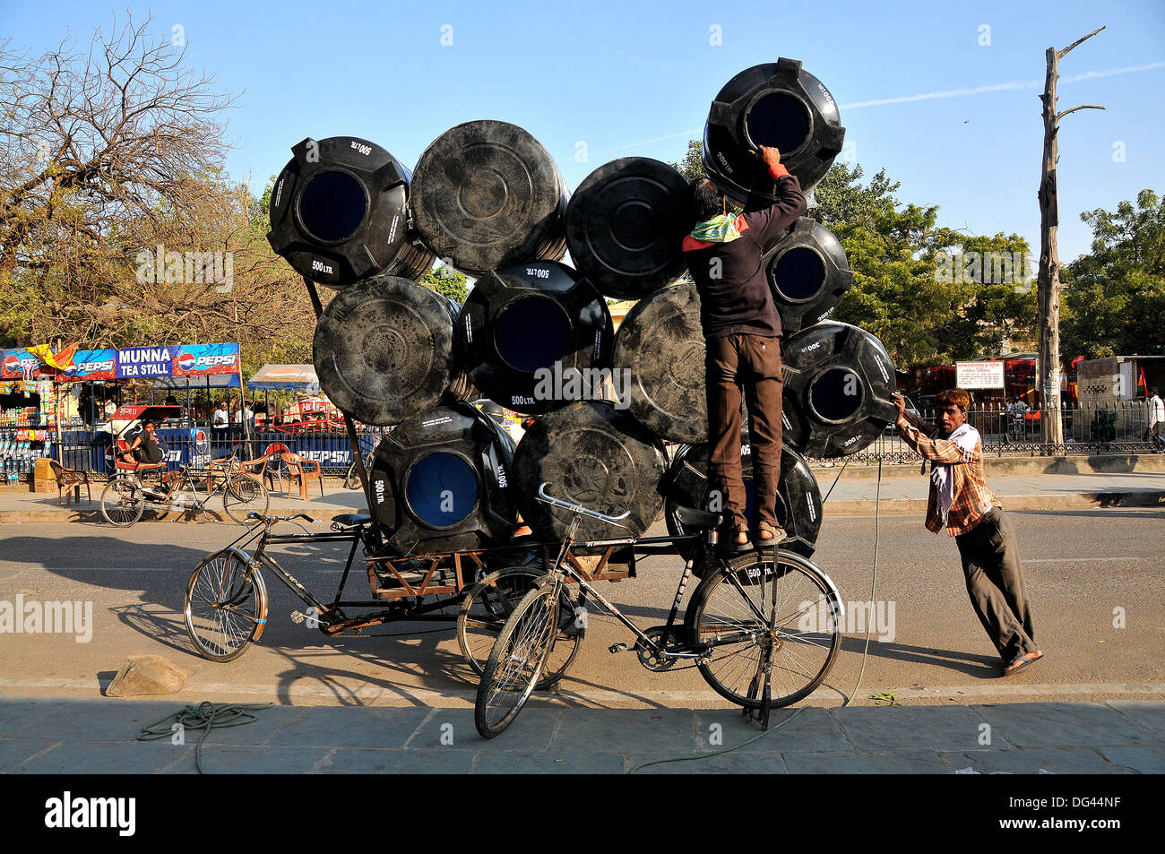 Männer tragen Wassertanks auf einer Fahrrad-Rikscha, Jaipur, Rajasthan, Indien, Asien Stockfoto