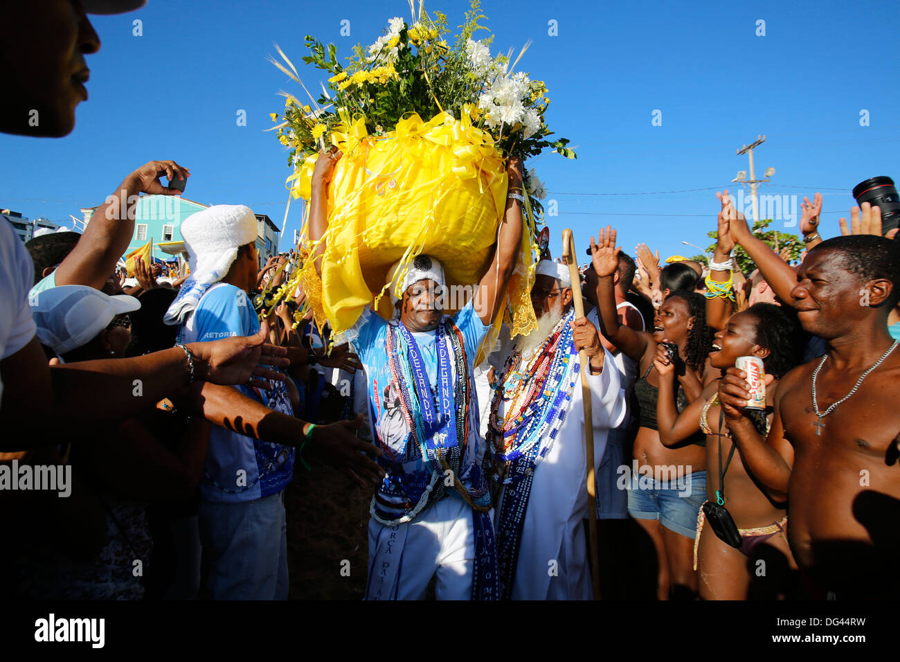 Blume-Angebote zu Lemanja durchführte, ein Sohn von Gandhi, Lemanja Festival in Rio Vermelho, Salvador, Bahia, Brasilien, Südamerika Stockfoto