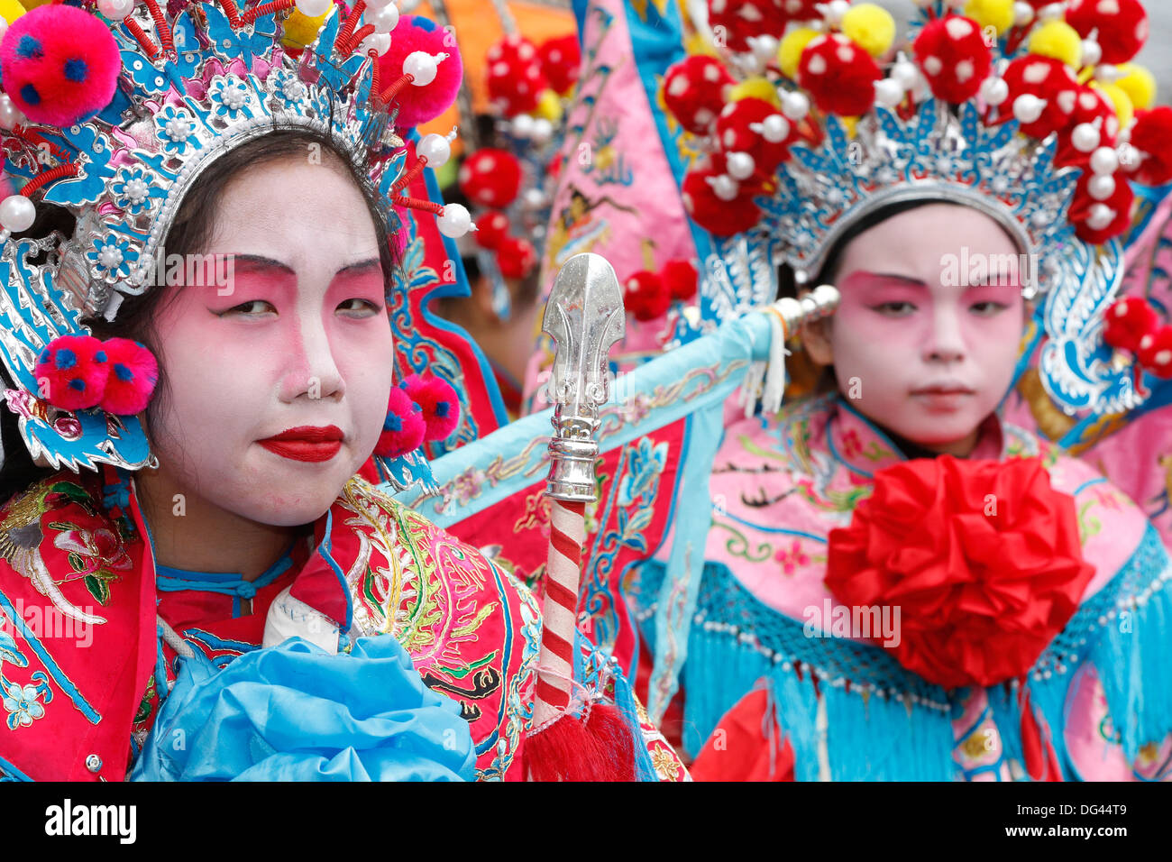 Menschen, die in traditionellen Kostümen, Chinese New Year, Paris, Frankreich Stockfoto