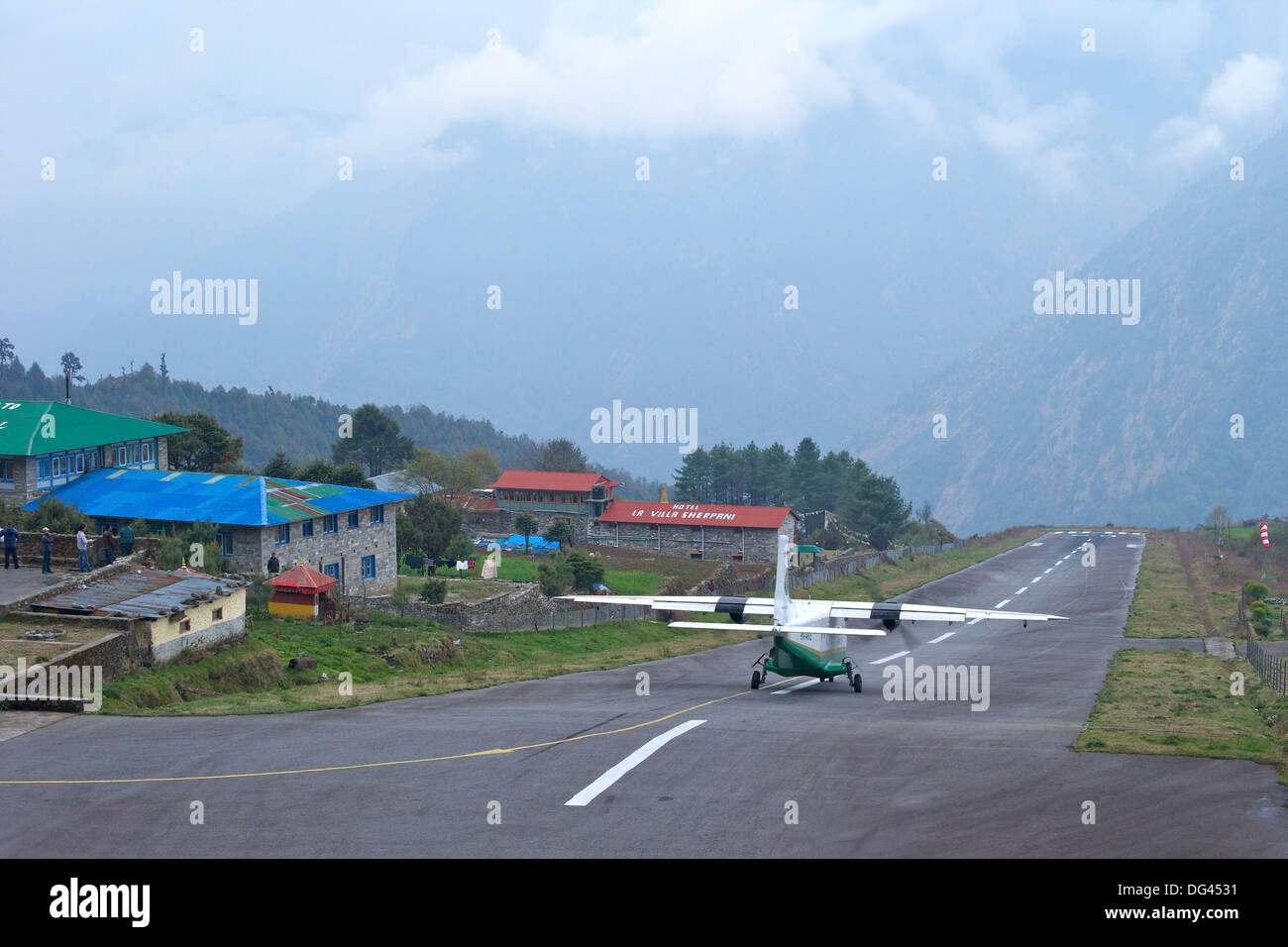 Tara Air DHC-6 Twin Otter Flugzeug abheben von der Startbahn, Tenzing-Hillary Airport, Lukla, Nepal, Asien Stockfoto