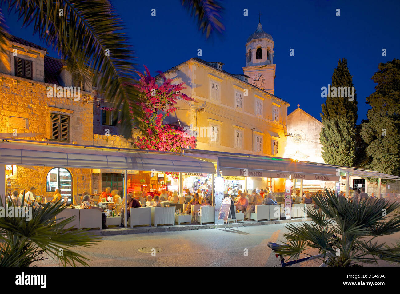 St.-Nikolaus-Kirche und Bars in der Abenddämmerung, Cavtat, Dubrovnik Riviera, Dalmatien, Dalmatien, Kroatien, Europa Stockfoto