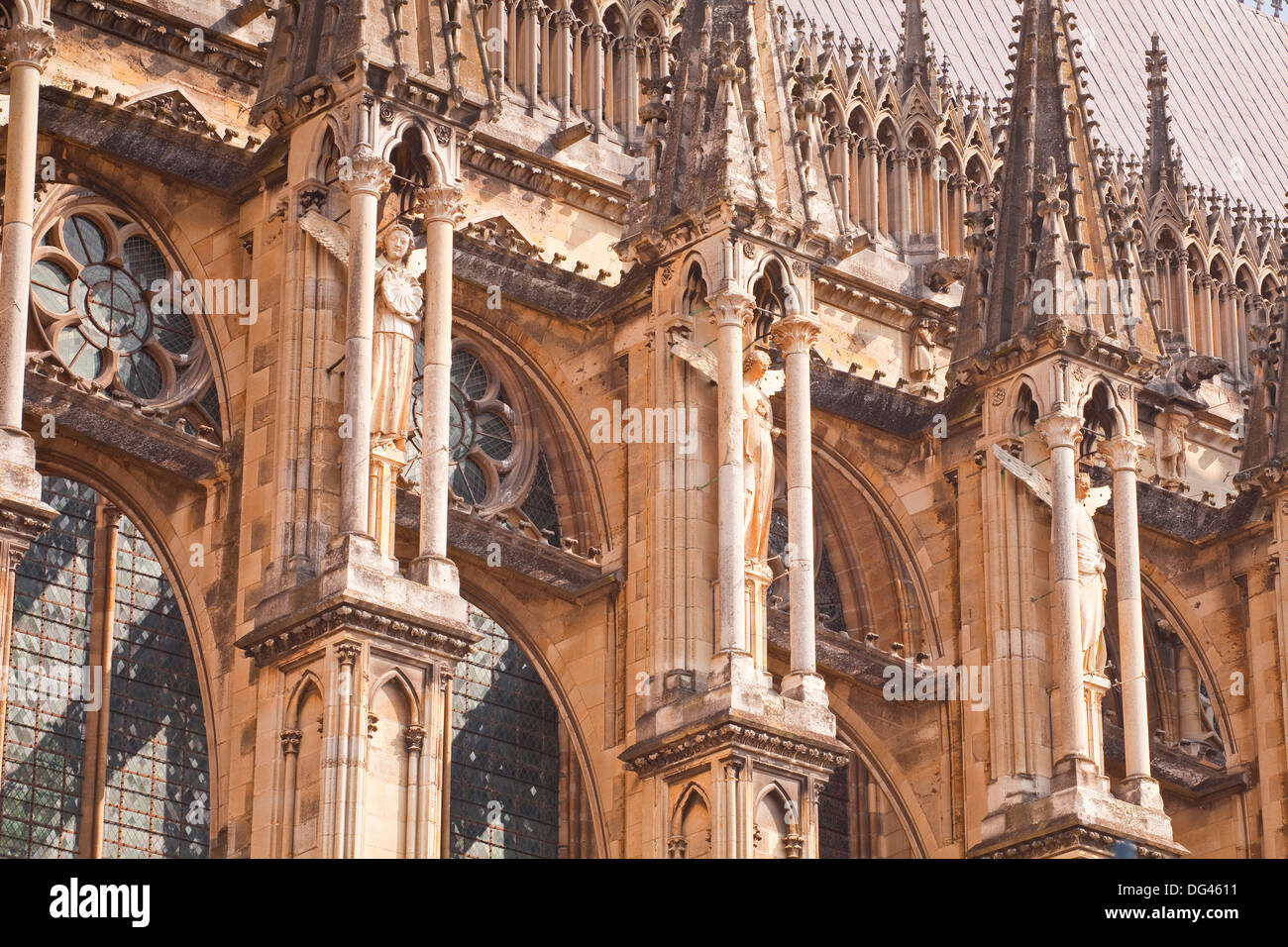 Gotischer Architektur auf der südlichen Fassade von Notre-Dame de Reims Cathedrall, der UNESCO, Reims, Champagne-Ardenne, Frankreich Stockfoto