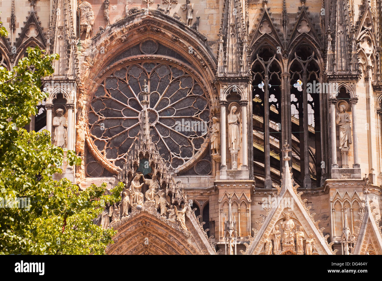 Gotischer Architektur auf der Notre-Dame de Reims Kathedrale, UNESCO-Weltkulturerbe, Reims, Champagne-Ardenne, Frankreich, Europa Stockfoto