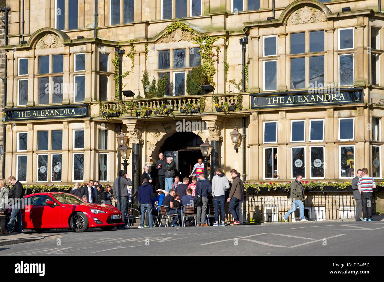 Menschen Sie trinkendes außerhalb beliebtes Pub am Samstagnachmittag, The Alexandra, Aussicht auf Ort, Harrogate, North Yorkshire, England, UK Stockfoto