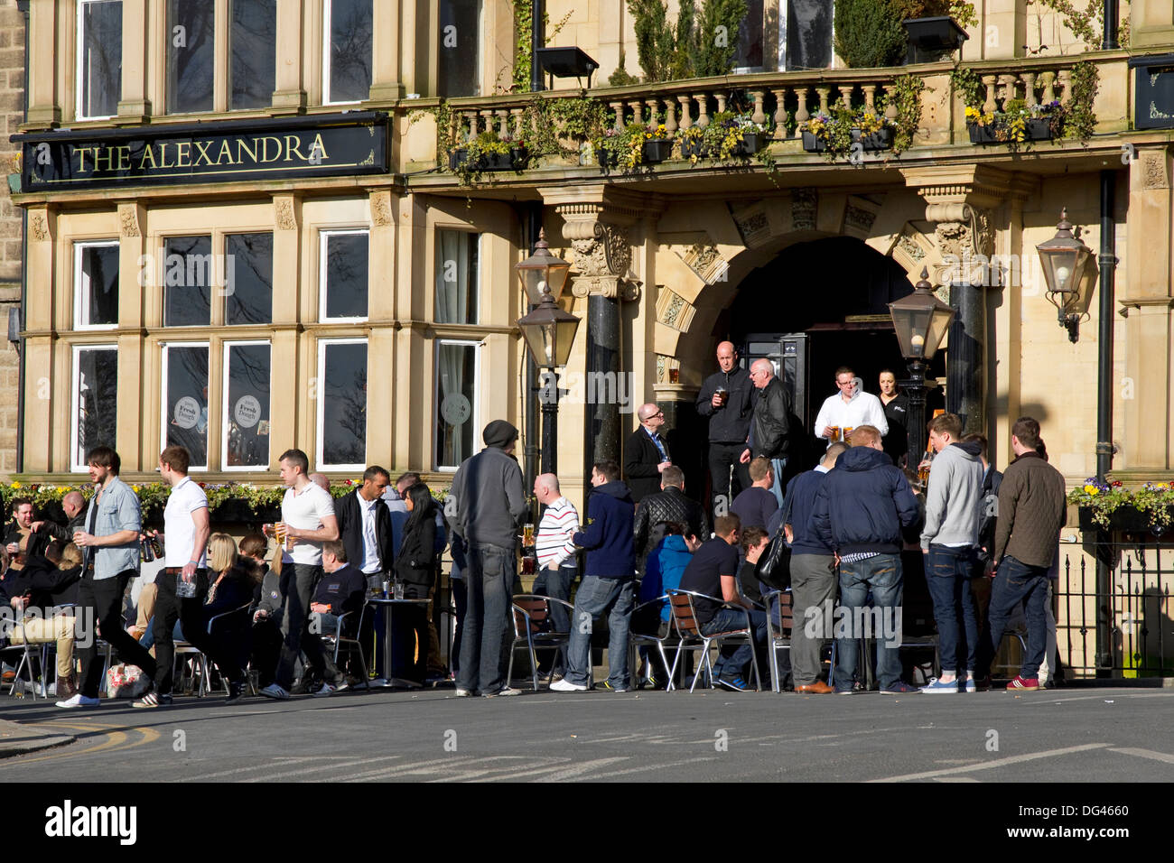 Menschen Sie trinkendes außerhalb beliebtes Pub am Samstagnachmittag, The Alexandra, Aussicht auf Ort, Harrogate, North Yorkshire, England, UK Stockfoto