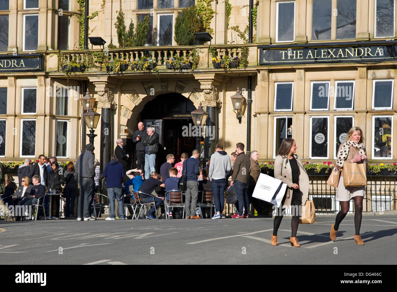 Menschen Sie trinkendes außerhalb beliebtes Pub am Samstagnachmittag, The Alexandra, Aussicht auf Ort, Harrogate, North Yorkshire, England, UK Stockfoto
