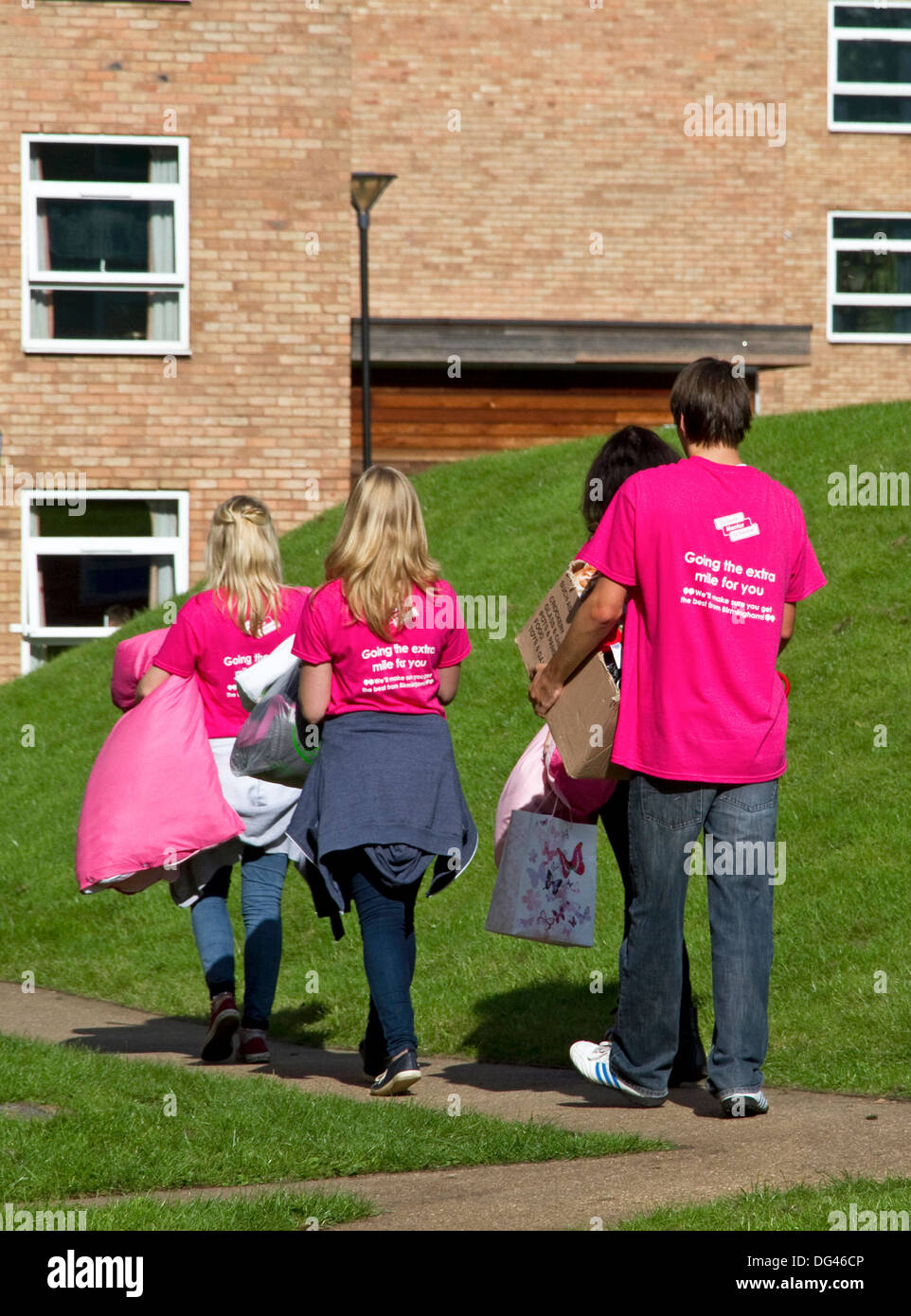 Ältere Schüler Mentoren helfen frischer Studenten Umzug in Halls of Residence, Vale, University of Birmingham, UK Stockfoto