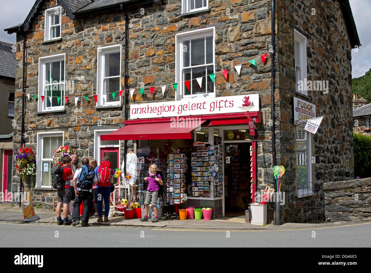 Wanderer außerhalb Tourist / Geschenke Shop, Beddgelert, Snowdonia, Gwynedd, Nordwales, UK Stockfoto