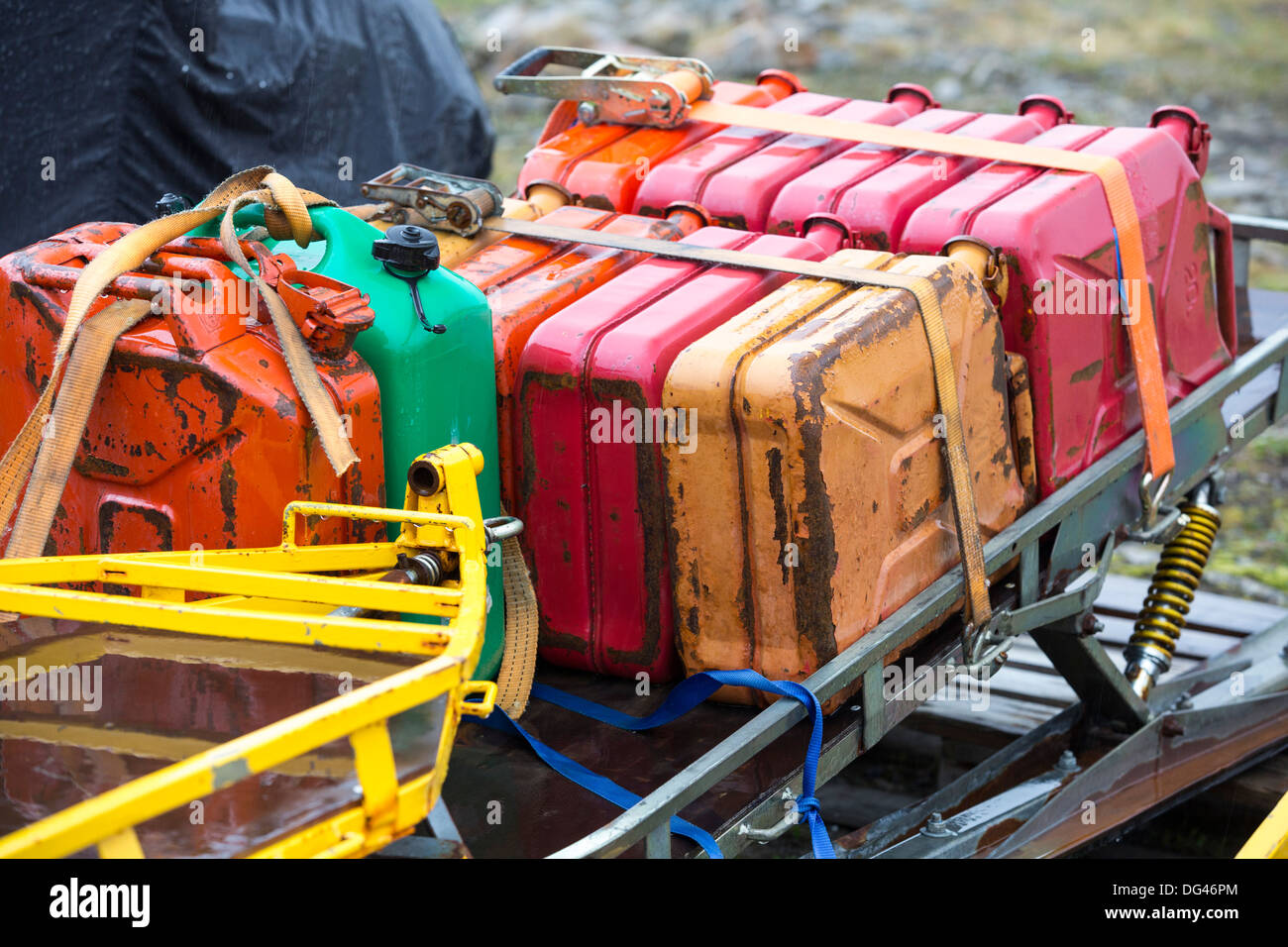 Kanister auf einem Skidoo-Anhänger in Longyearbyen, Svalbard, Spitzbergen. Stockfoto