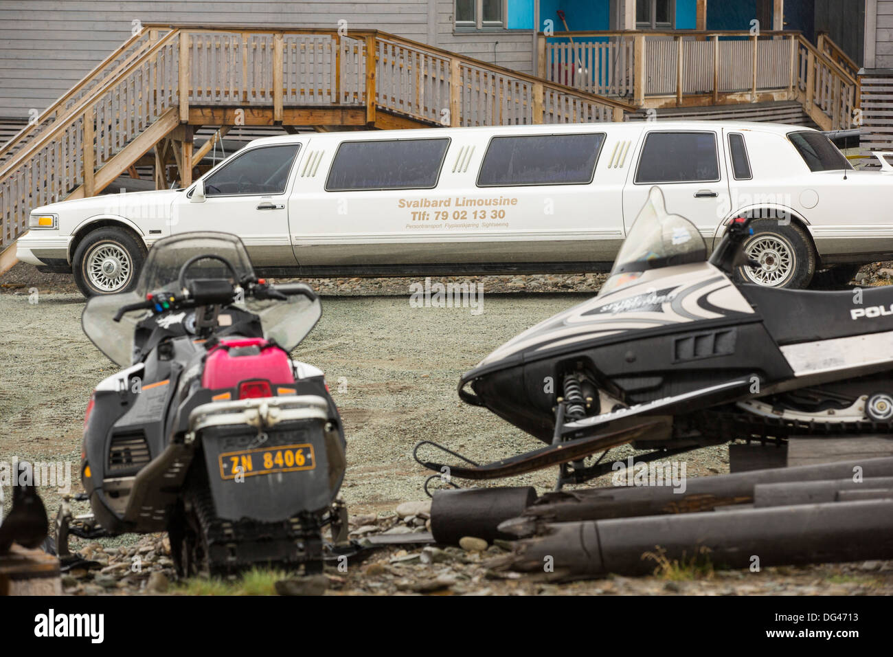 Doos und eine Stretch Limo in Longyearbyen, Spitzbergen, Svalbard. Stockfoto