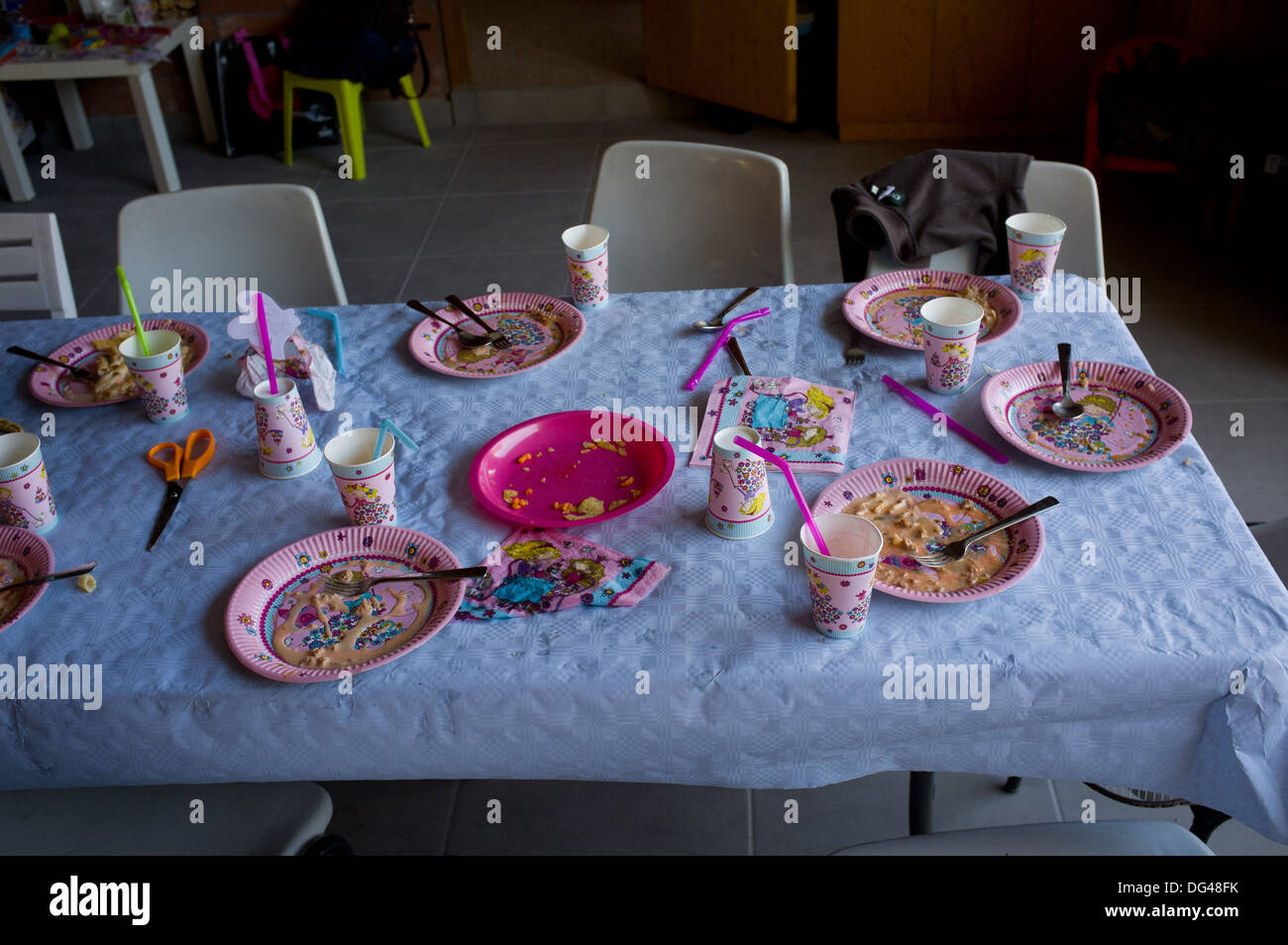 Tisch für Kinder nach der Geburtstag-Partei. Stockfoto