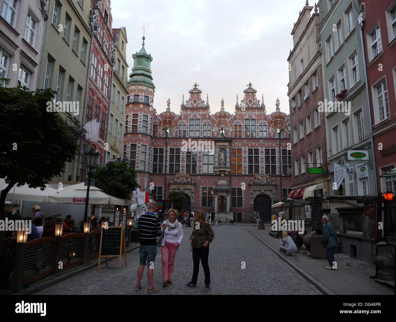 Danzig, Polen. 10. August 2013. Piwna Strasse mit großen Zeughaus in Danzig, Polen, 10. August 2013. Foto: Beate Schleep/Dpa/Alamy Live News Stockfoto