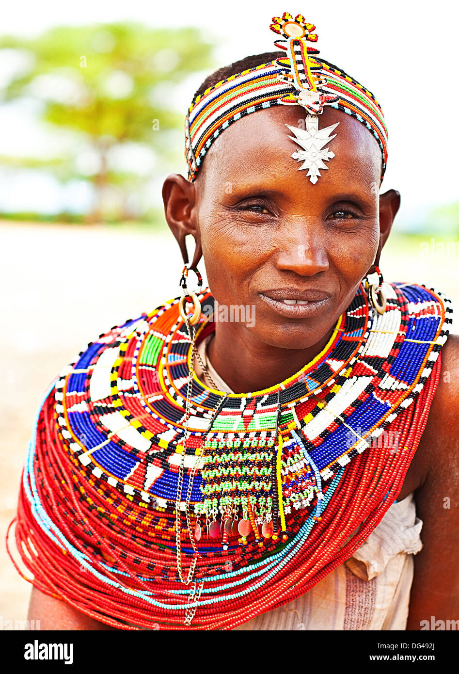 Afrika, KENYA, SAMBURU, NOVEMBER 8: Porträt von Samburu Trägerin traditionelle handgefertigte Accessoires Stockfoto