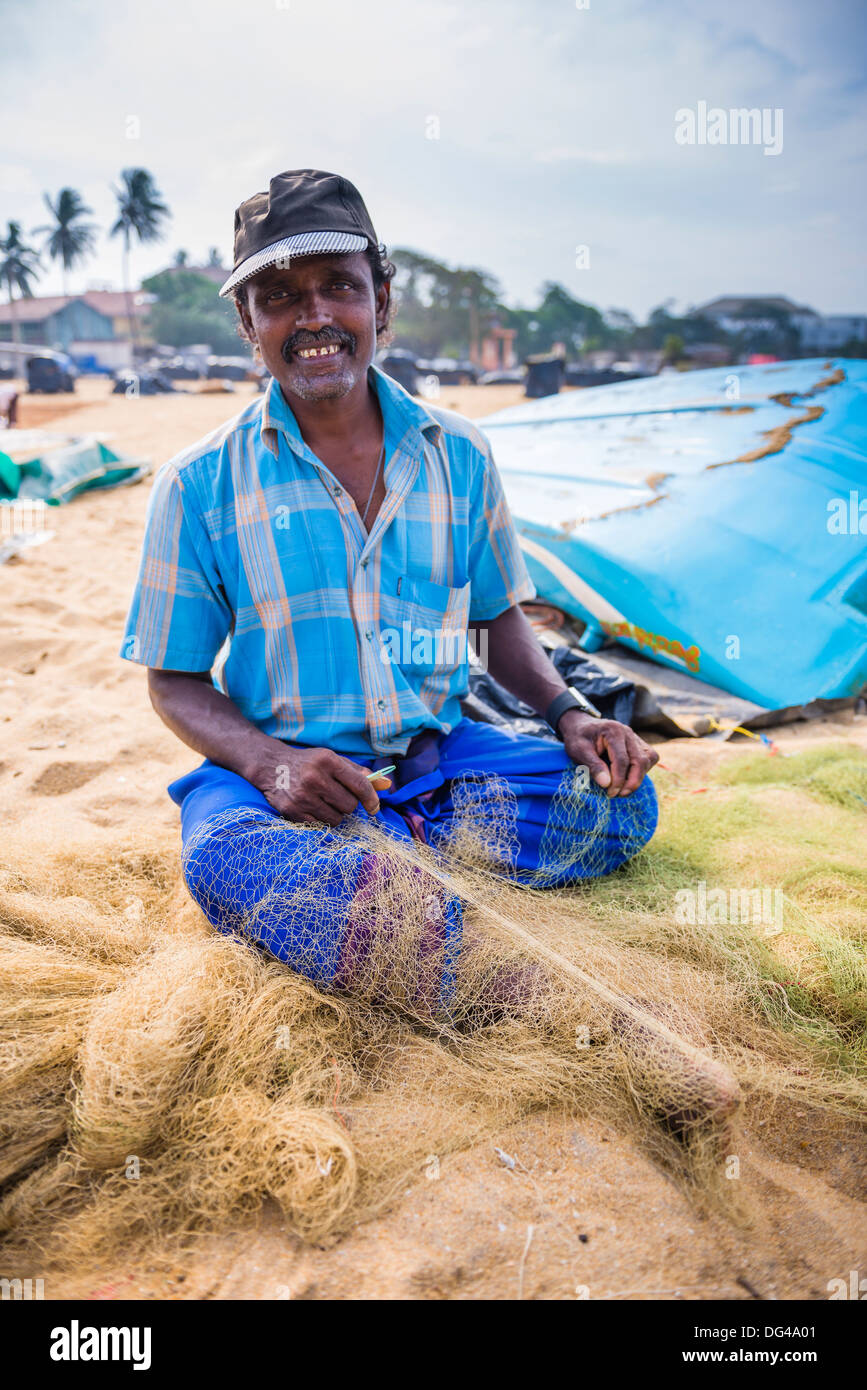 Porträt eines Fischers ausbessern Netze in Negombo (Lellama), Sri Lanka, Asien Stockfoto