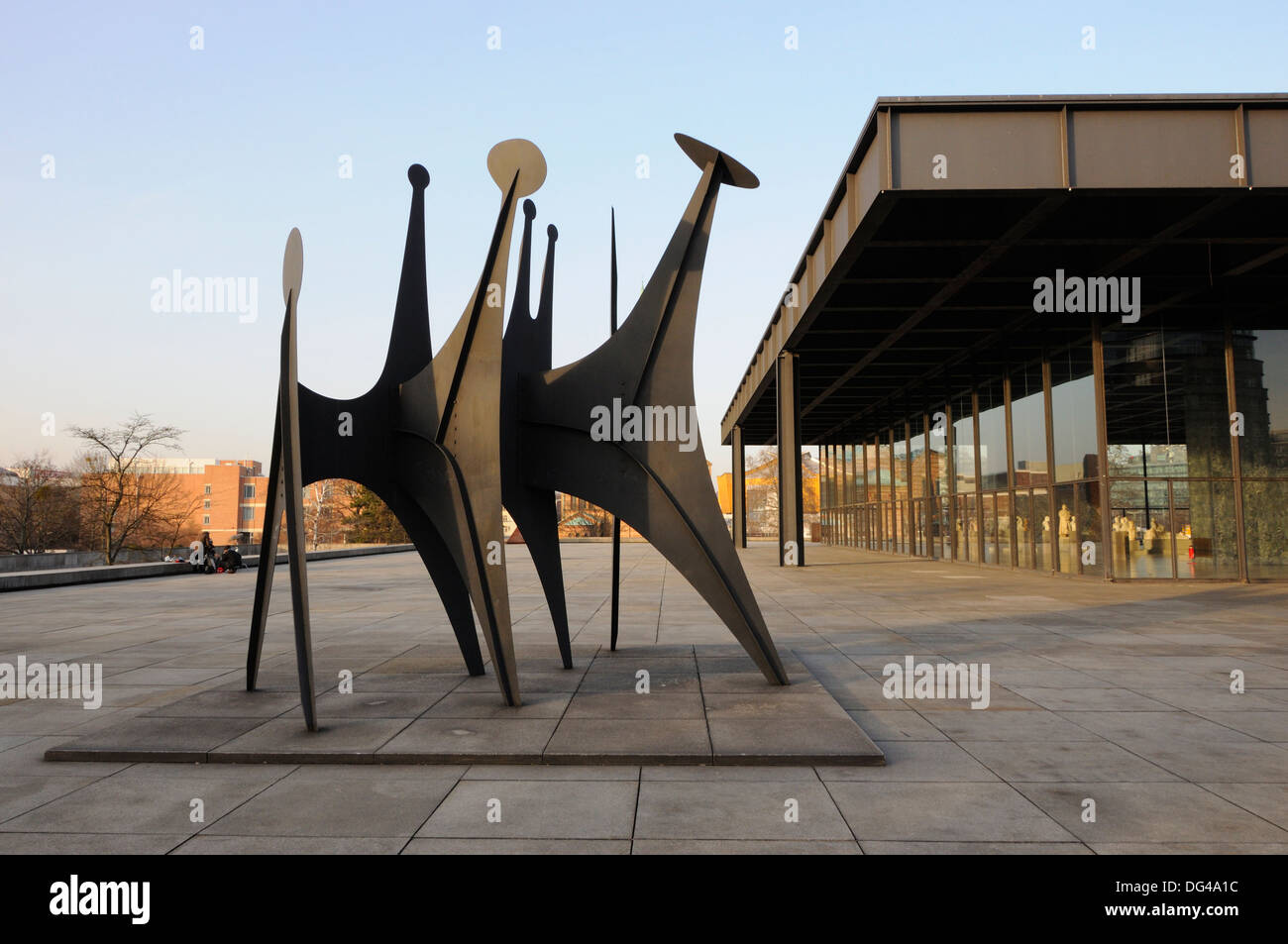 "Têtes et Queue" (1965)-Skulptur von Alexander Calder außerhalb der neuen Nationalgalerie, Berlin, Deutschland. Stockfoto