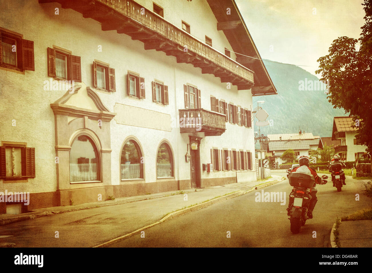 Biker in der Europastadt, schönen Retro-Stil Foto, Grunge Bild, Urlaub in den Bergen, extreme Abenteuer Stockfoto