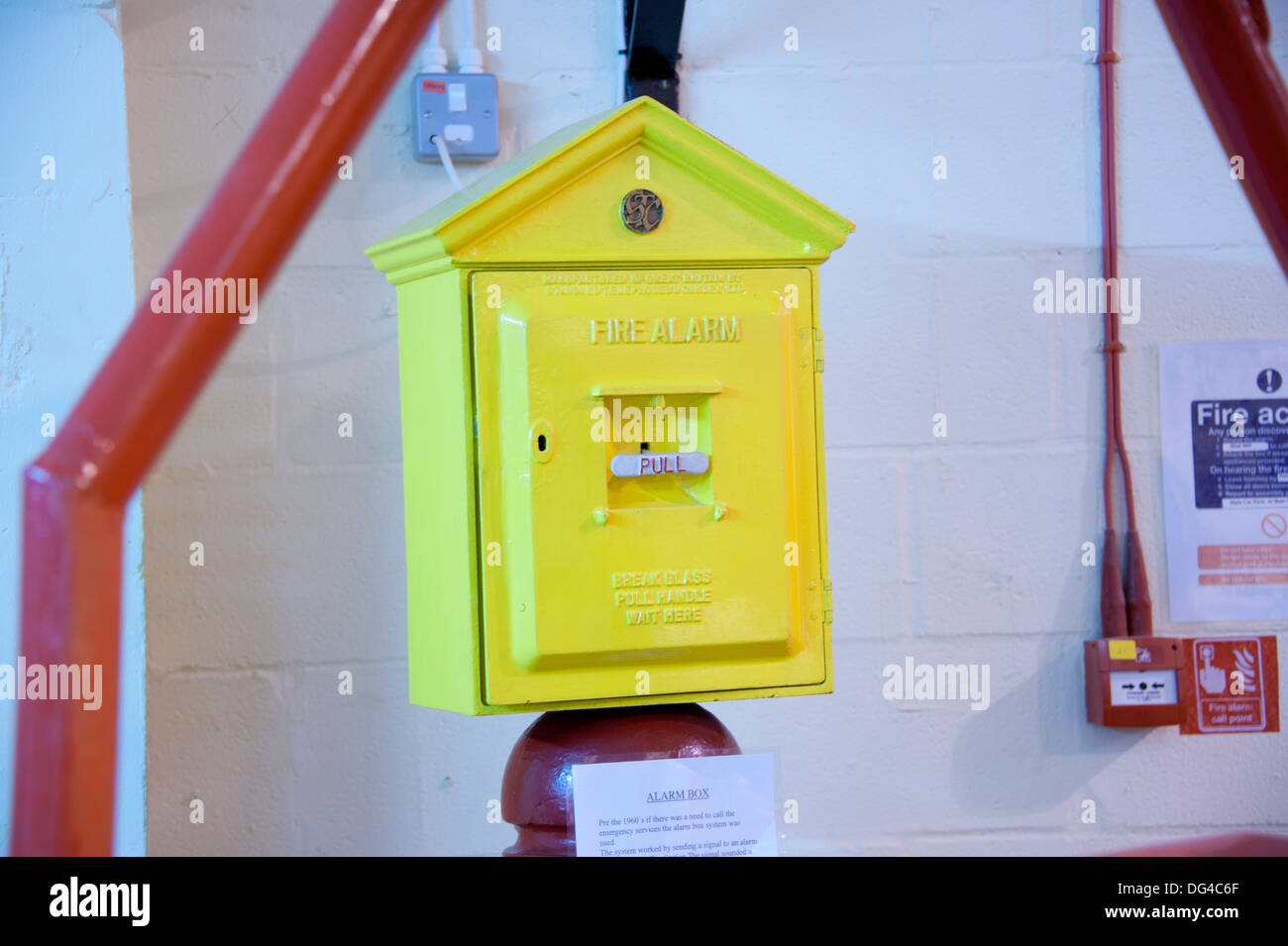 Alten Feueralarm Call Box Cmw500 gelb Stockfoto