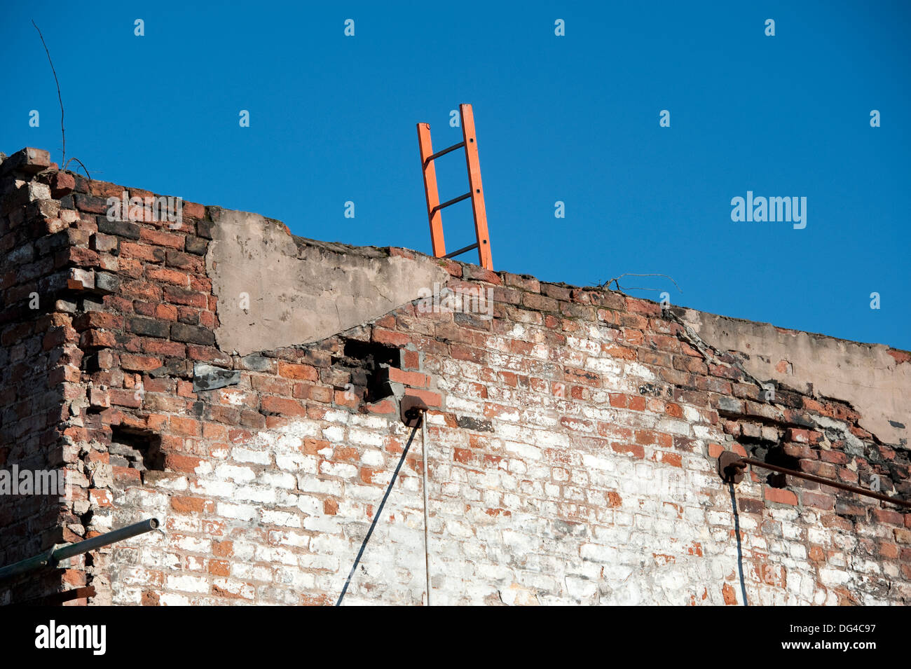 Leiter Mauer überwinden Aufstieg über Himmel Hindernis Stockfoto