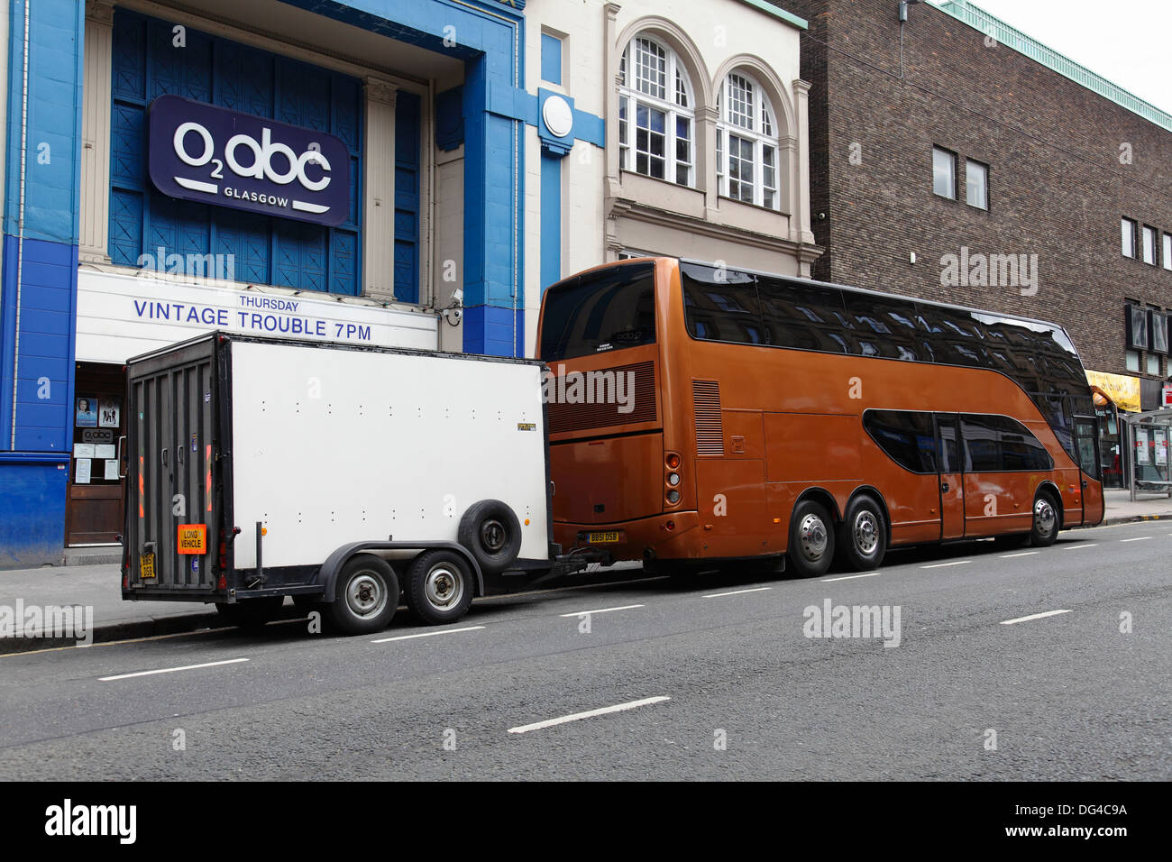 Tour-Bus außerhalb der O2 Abc wo Blues-Band Jahrgang Mühe durchgeführt, Sauchiehall Street, Glasgow City Centre, Schottland, UK Stockfoto