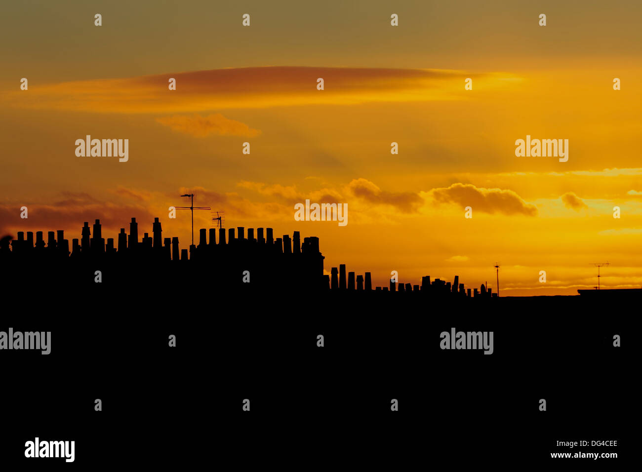 Silhouette von Glasgower Zementschornsteintöpfen bei Sonnenuntergang, Schottland, Großbritannien, Europa Stockfoto