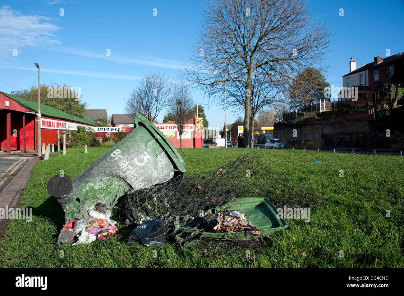 Ausgebrannte Wheelie Lagerplätze Brachland Brandstiftung Stockfoto