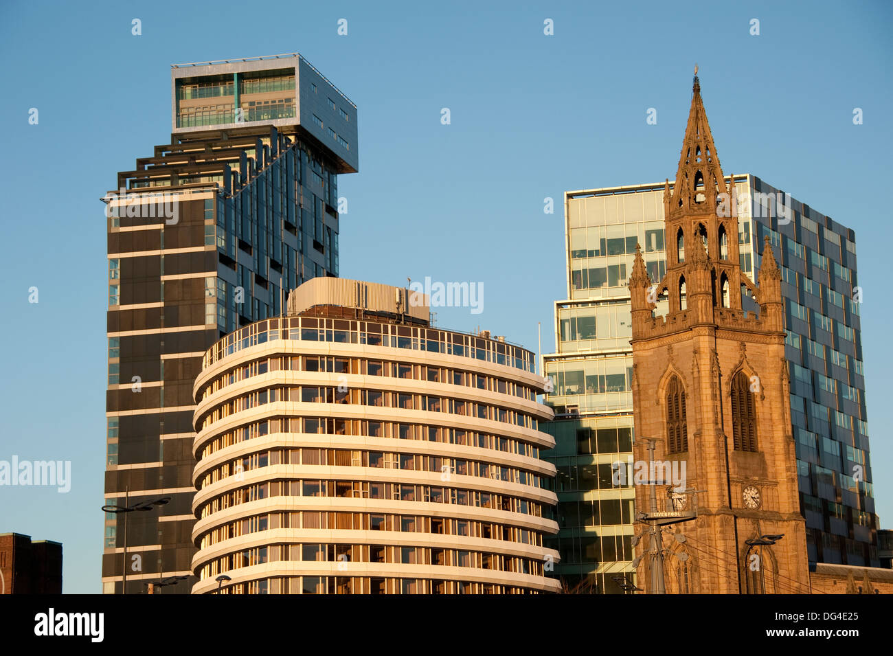 Liverpool Skyline bei Sonnenuntergang neuen und alten Merseyside UK Stockfoto