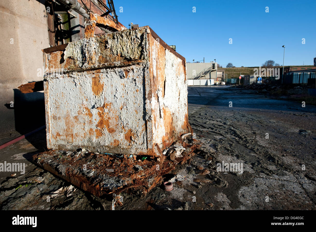 Rosten Rusted korrodiert Stahlfabrik Säure tank Stockfoto
