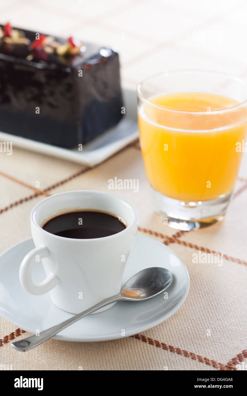 Frühstück mit Kaffee, Orangensaft und Schokolade plumcake Stockfoto