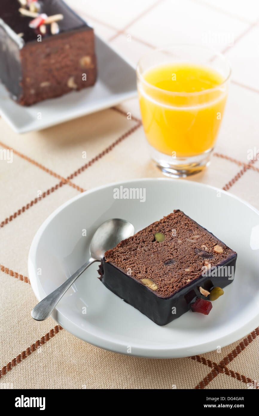 Frühstück mit Orangensaft und Schokolade plumcake Stockfoto