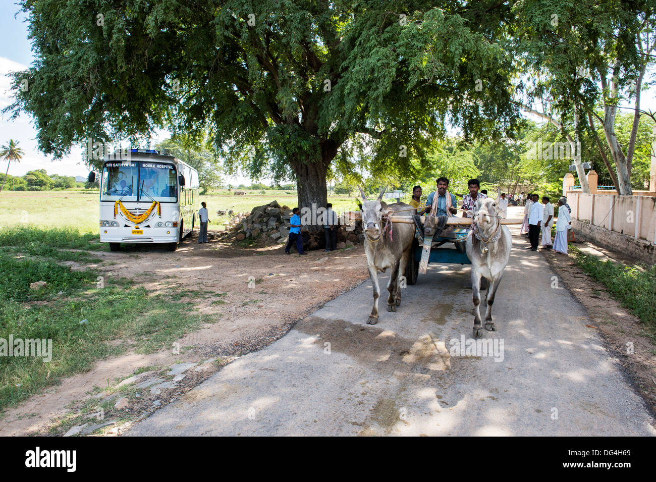 Sri Sathya Sai Baba mobile aufsuchende Krankenhaus Klinik Servicebus in einem indischen Dorf. Andhra Pradesh, Indien Stockfoto
