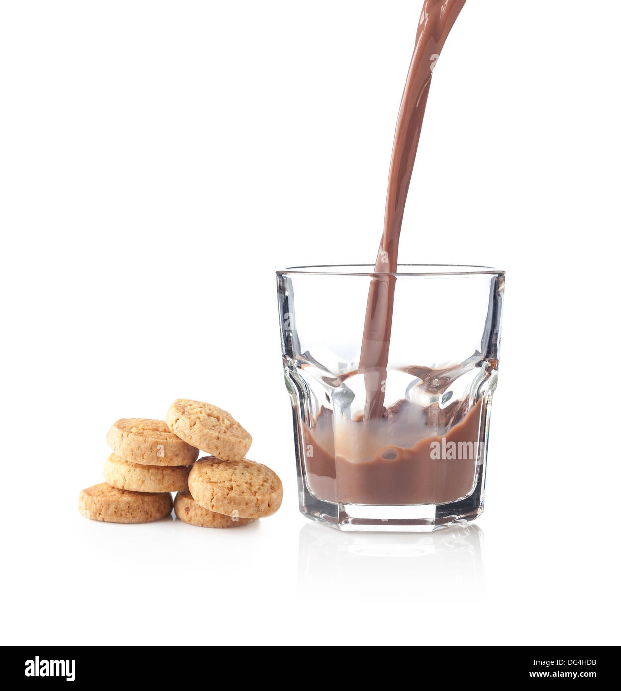 Schokolade Spritzer in ein Glas mit Cookies isoliert auf weiss Stockfoto