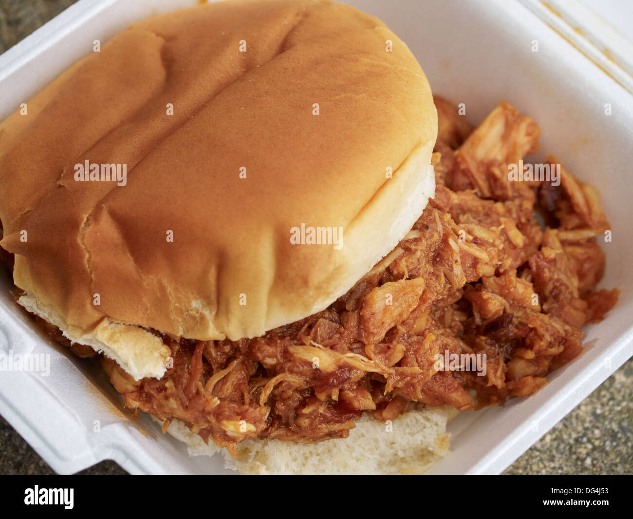 Pork Sandwich auf einem Brötchen gezogen Stockfoto