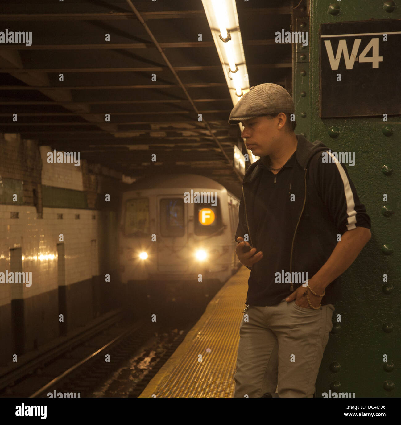 Man wartet auf eine u-Bahn Haltestelle West 4th Street in Greenwich Village, New York City. Stockfoto