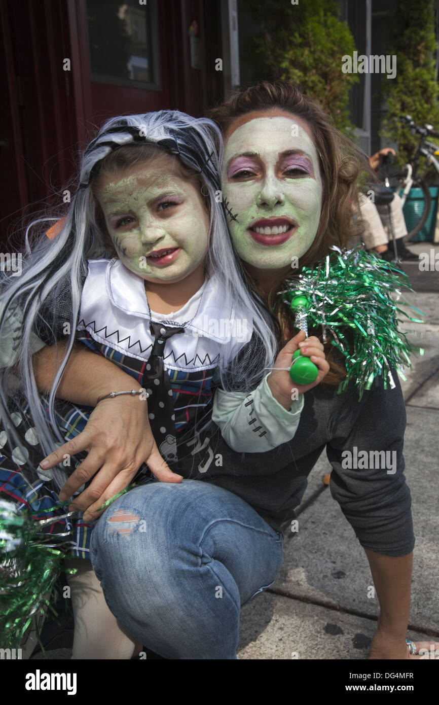 Kostümierte Kinder marschieren in die jährliche Lumpenproletariat Parade in Bay Ridge Brooklyn, NY. Stockfoto