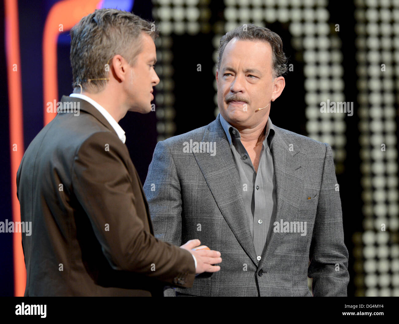 HANDOUT Bild zeigt deutsche Spielerscheinenwirt und Moderator Markus Lanz spricht mit US-Hollywood-Schauspieler Tom Hanks während der ZDF-Spielshow "Wetten Das.? (Wetten wollen.?) in der OVB-Arena in Bremen, Deutschland 3. November 2012. Foto: Sascha Baumann/ZDF/Dpa) Stockfoto