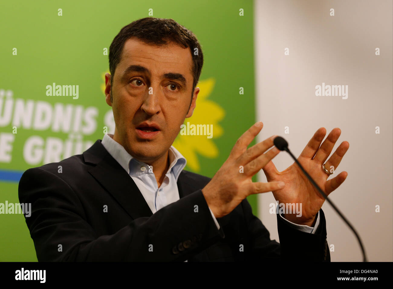 Berlin, Deutschland. 14. Oktober 2013. Cem Özdemir, Vorsitzender von Bündnis 90/die grünen, hält eine Pressekonferenz in Berlin. / Bild: Cem Özdemir, Vorsitzender von Bündnis 90/die grünen spricht bei Press Coference in Berlin. Stockfoto