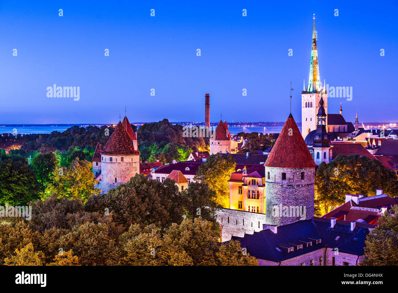 Skyline von Tallinn, Estland bei Sonnenuntergang. Stockfoto