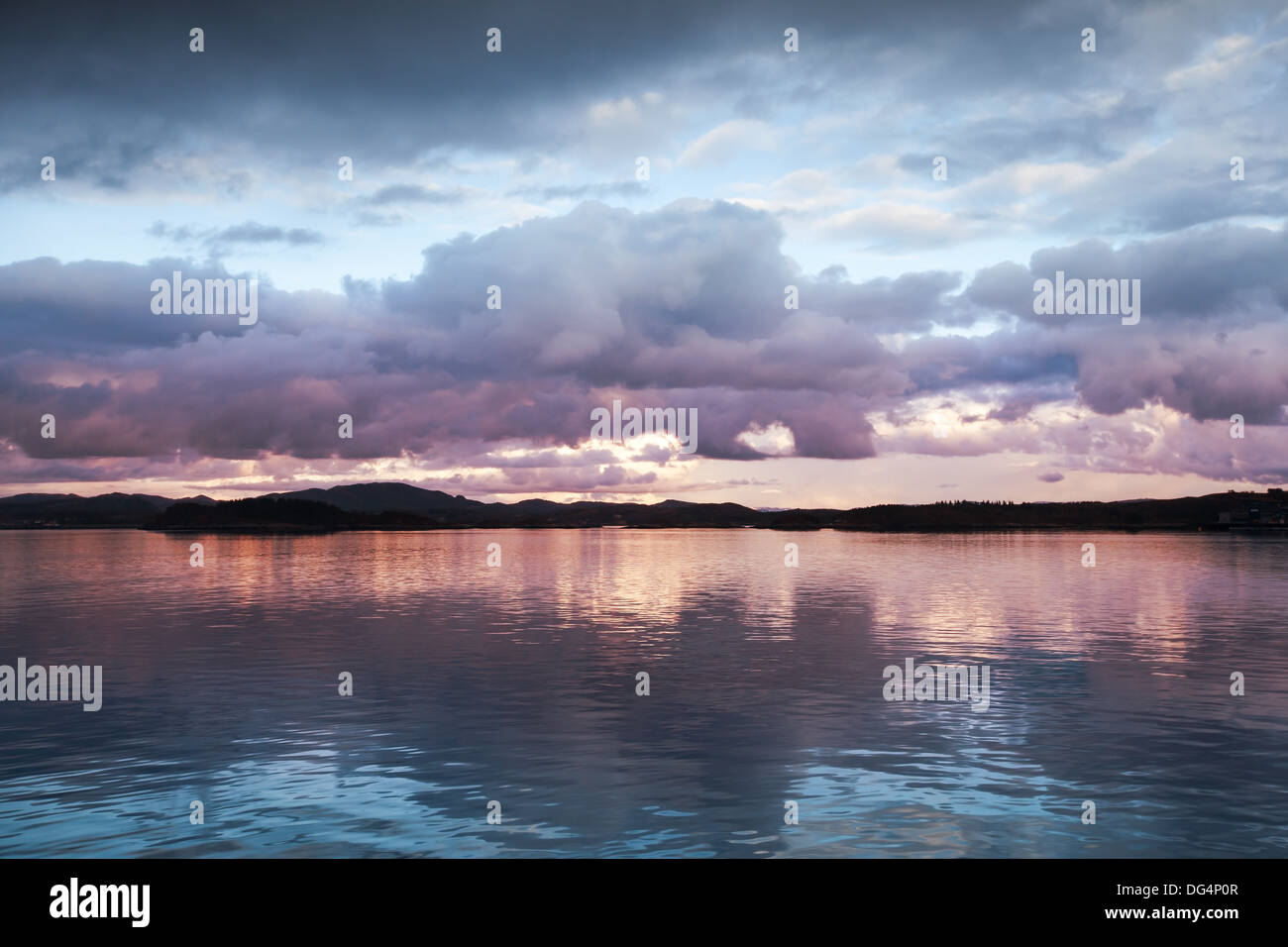 Natürliche Fotohintergrund mit dunklen Abend Wolken über der Küste Stockfoto