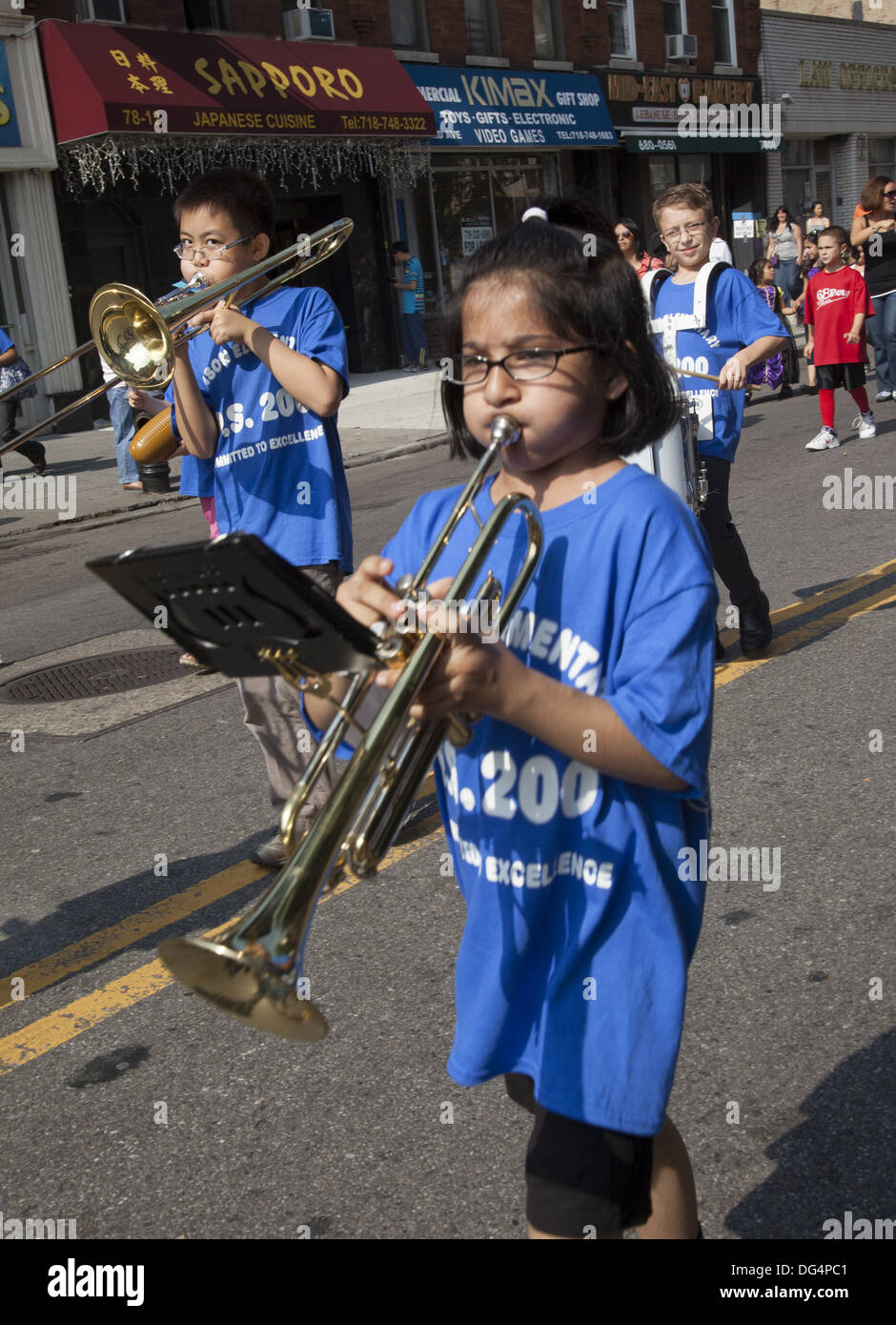 Kostümierte Kinder marschieren in der jährlichen Ragamuffin Parade in Bay Ridge Brooklyn, NY. Elementary School Marching Band. Stockfoto