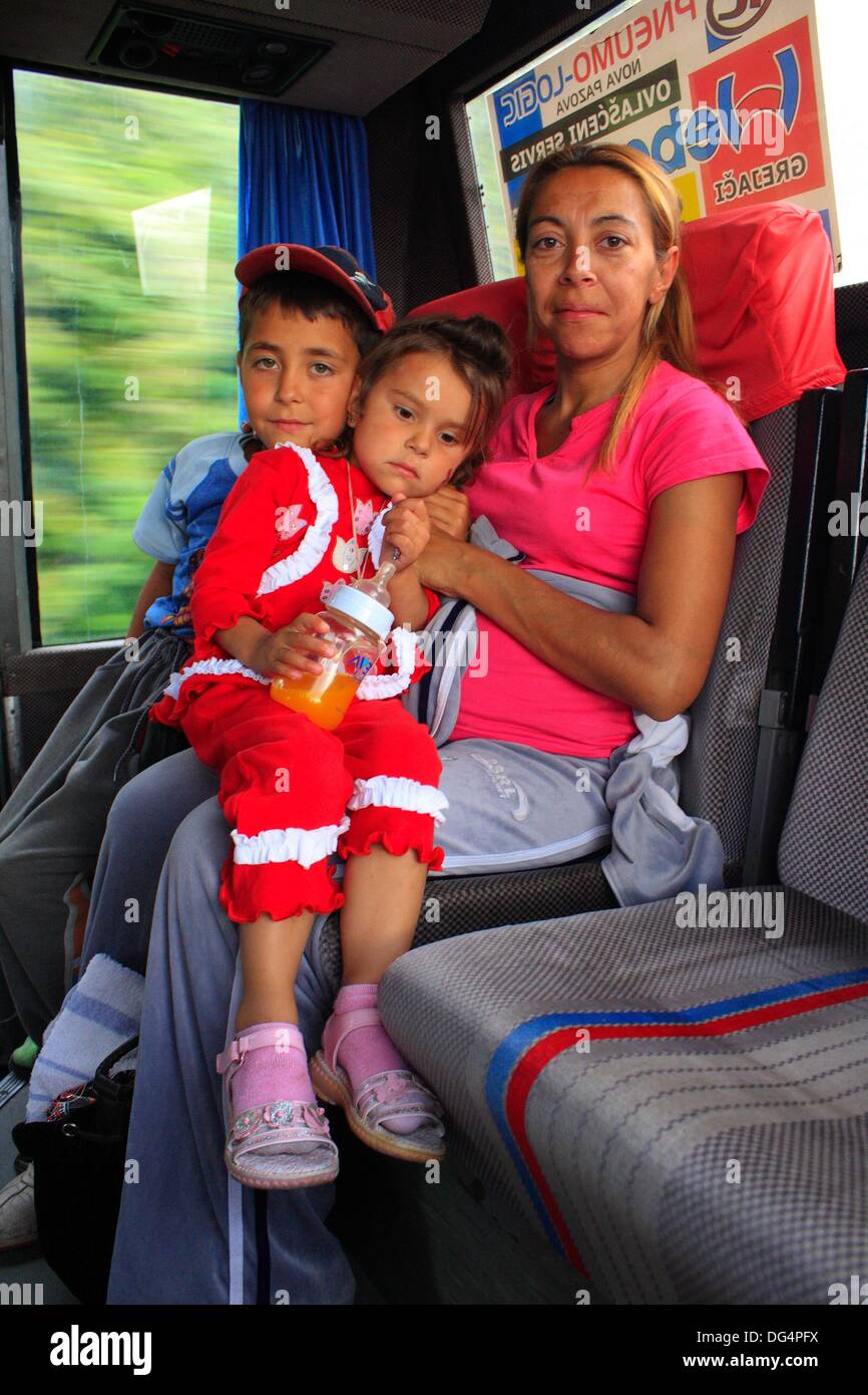 Porträt einer montenegrinischen Frau mit ihren Söhnen auf einem bus Stockfoto
