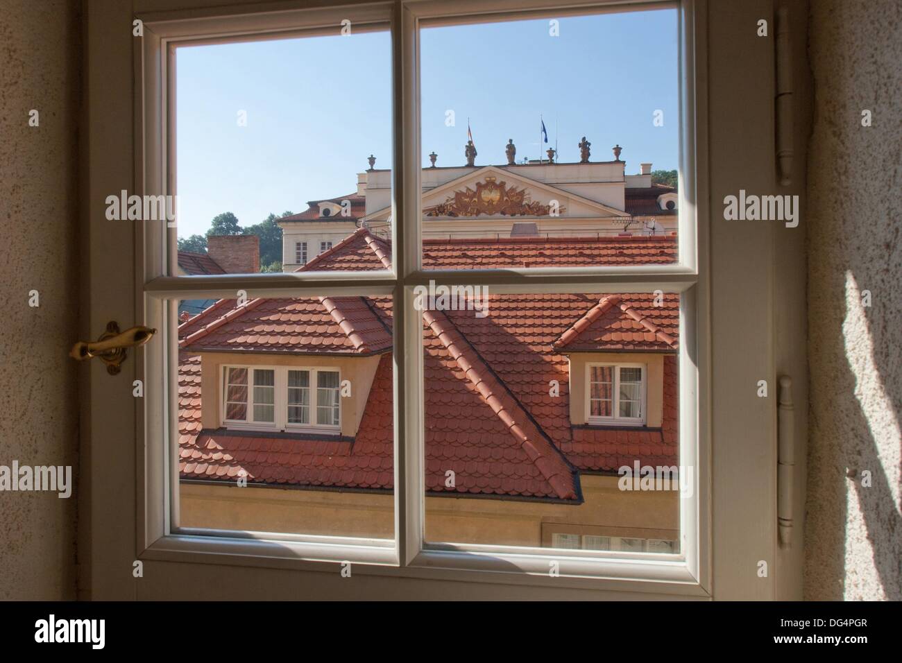Fenster, Dach und deutsche Botschaft, Mala Strana, Prag, Tschechische  Republik Stockfotografie - Alamy